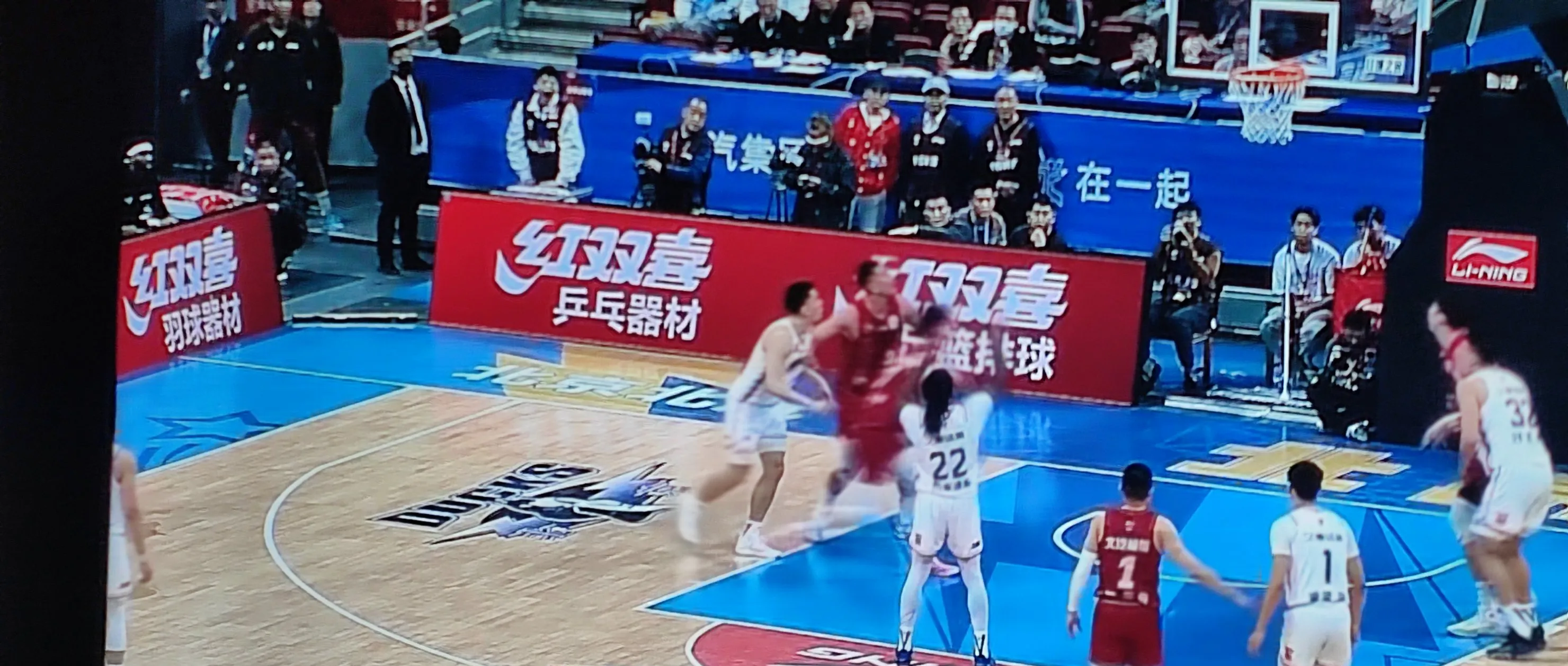 关于北京篮球队击败上海对手，力抢头名位置的信息