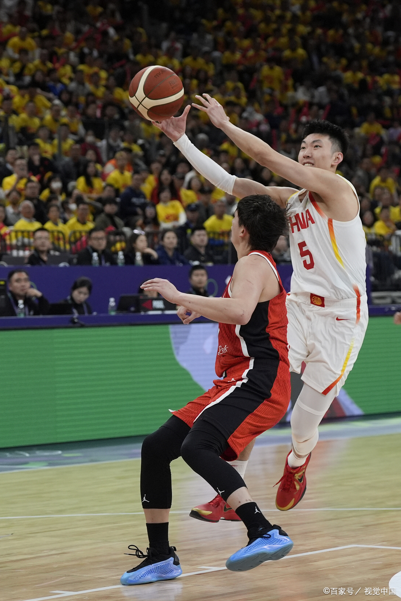 关于北京篮球队击败上海对手，力抢头名位置的信息