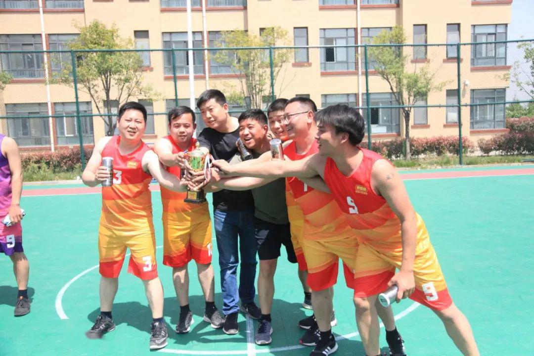关于成功配合默契十足，队伍士气高涨的信息