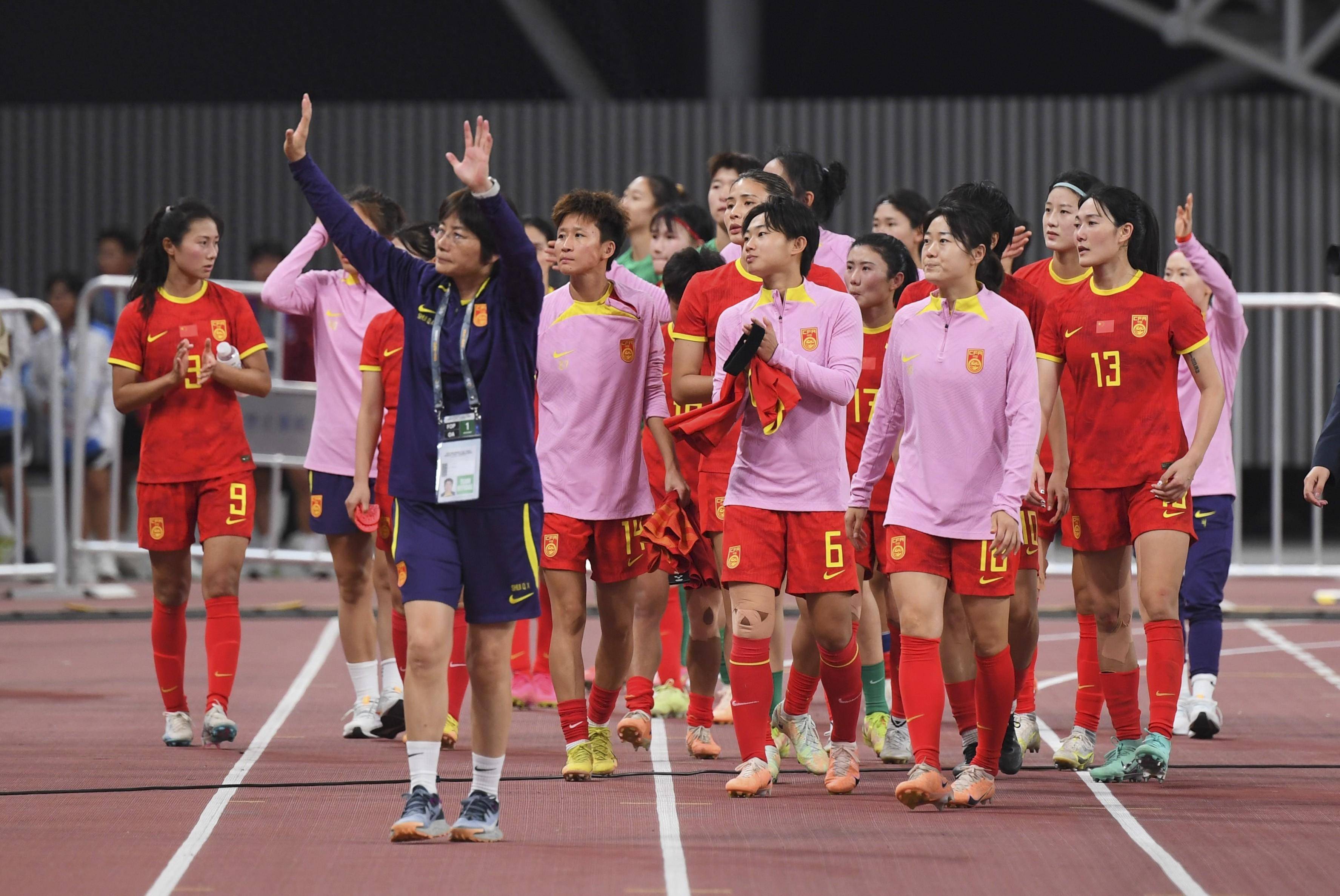 体育瞬间：中国女足队取得胜利