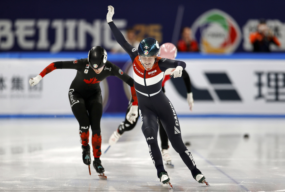 加拿大短道速滑选手勇夺金牌