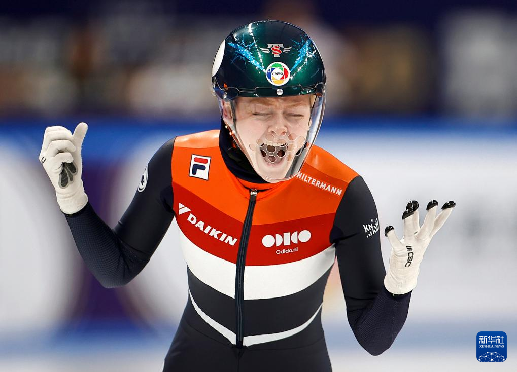 加拿大短道速滑选手勇夺金牌