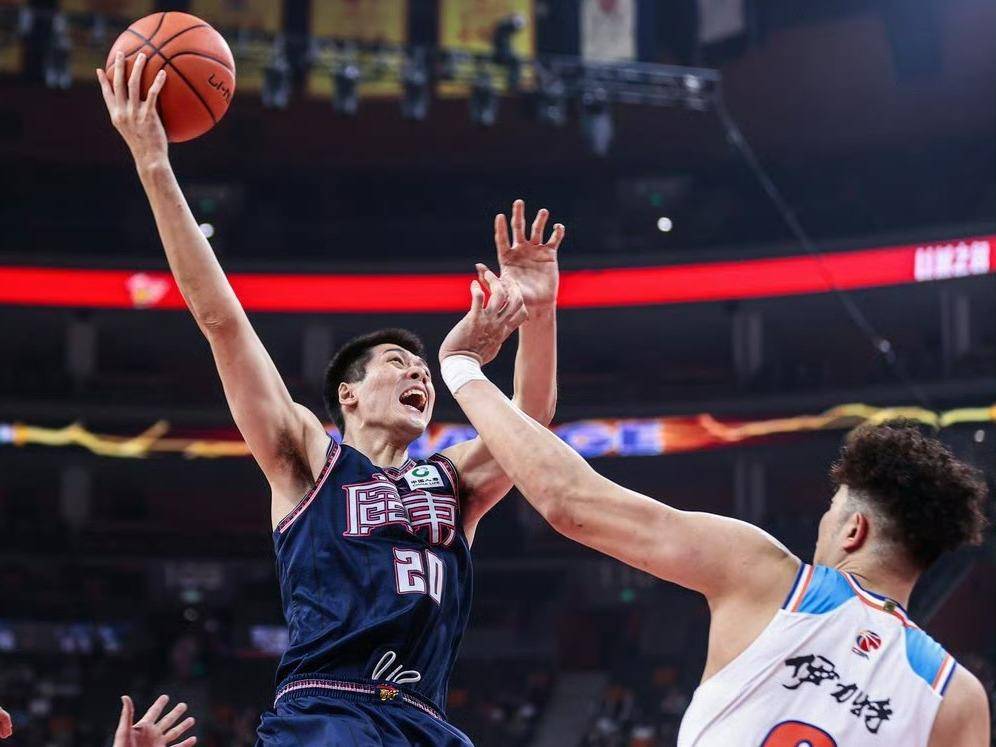 新疆男篮力克福建队,取得关键胜利 新疆男篮力克福建队,取得关键胜利