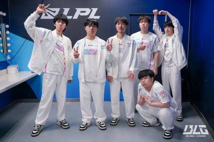 EDG碾压BRO,Scout完成史诗逆转小组赛3:1(上海) EDG碾压BRO,Scout完成史诗逆转小组赛3:1(上海)