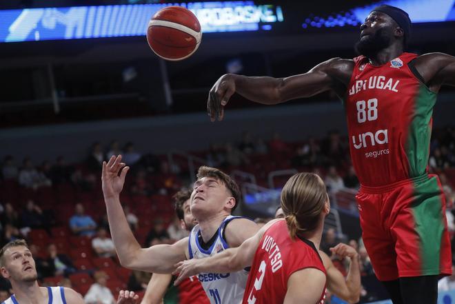 关于灰熊强势西班牙男篮,波尔津吉斯完成帽子戏法的信息 关于灰熊强势西班牙男篮,波尔津吉斯完成帽子戏法的信息