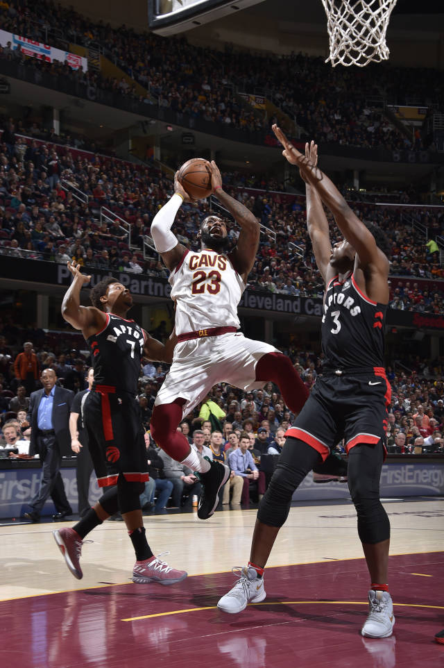 猛龙轻取新疆队,詹姆斯点燃赛场 猛龙轻取新疆队,詹姆斯点燃赛场